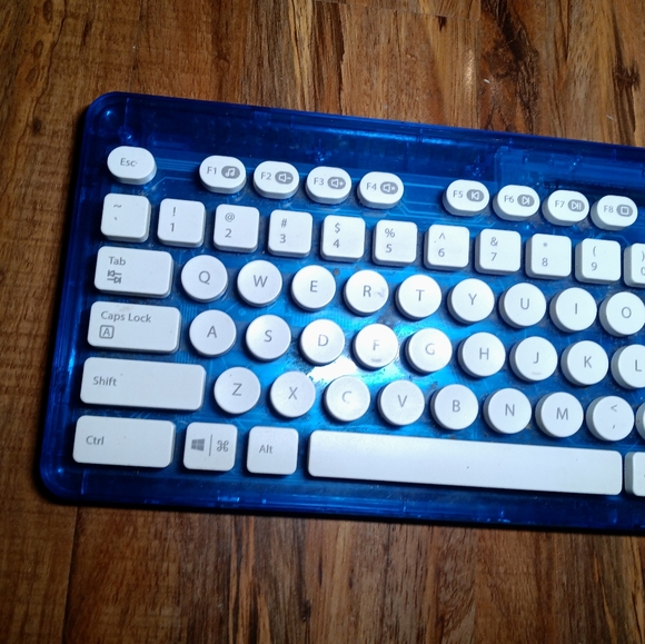 Rock Candy wireless keyboard blue really nice in great condition used like new - Picture 3 of 5